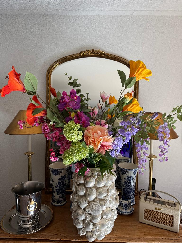 Decoratieve keramische schelpen vaas, Huis en Inrichting, Woonaccessoires | Vazen, Gebruikt, Overige kleuren, Aardewerk of Porselein