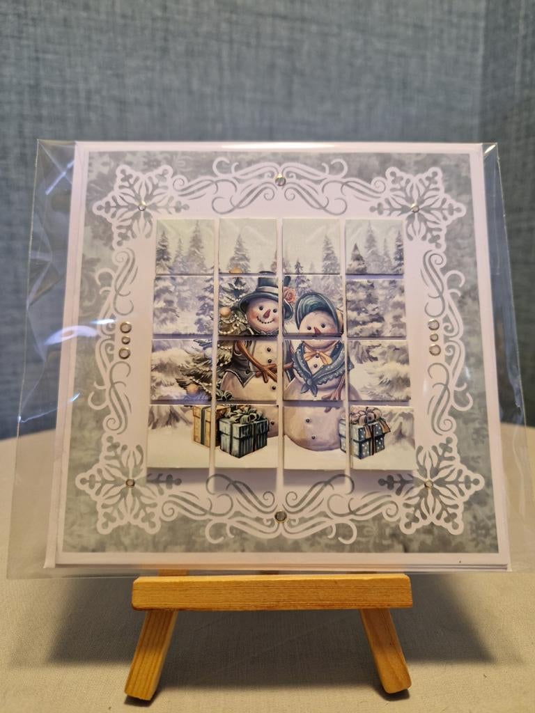 Bloxxx kaartje kerst sneeuwpoppen met pakjes bij kerstboom, Ophalen of Verzenden, Nieuw, Kerst