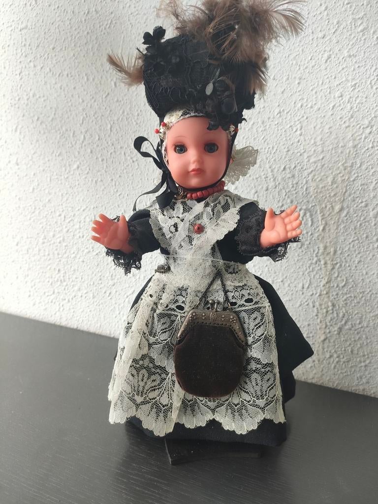 Vintage pop in traditionele klederdracht met hoed en tasje, Ophalen, Gebruikt, Overige typen