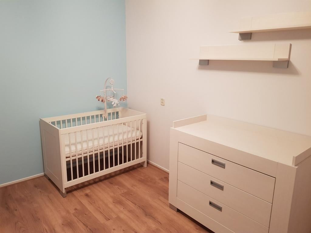Complete Babykamer: Ledikant, Commode en Wandplanken, Kinderen en Baby's, Kinderkamer | Complete kinderkamers, Ophalen, Gebruikt