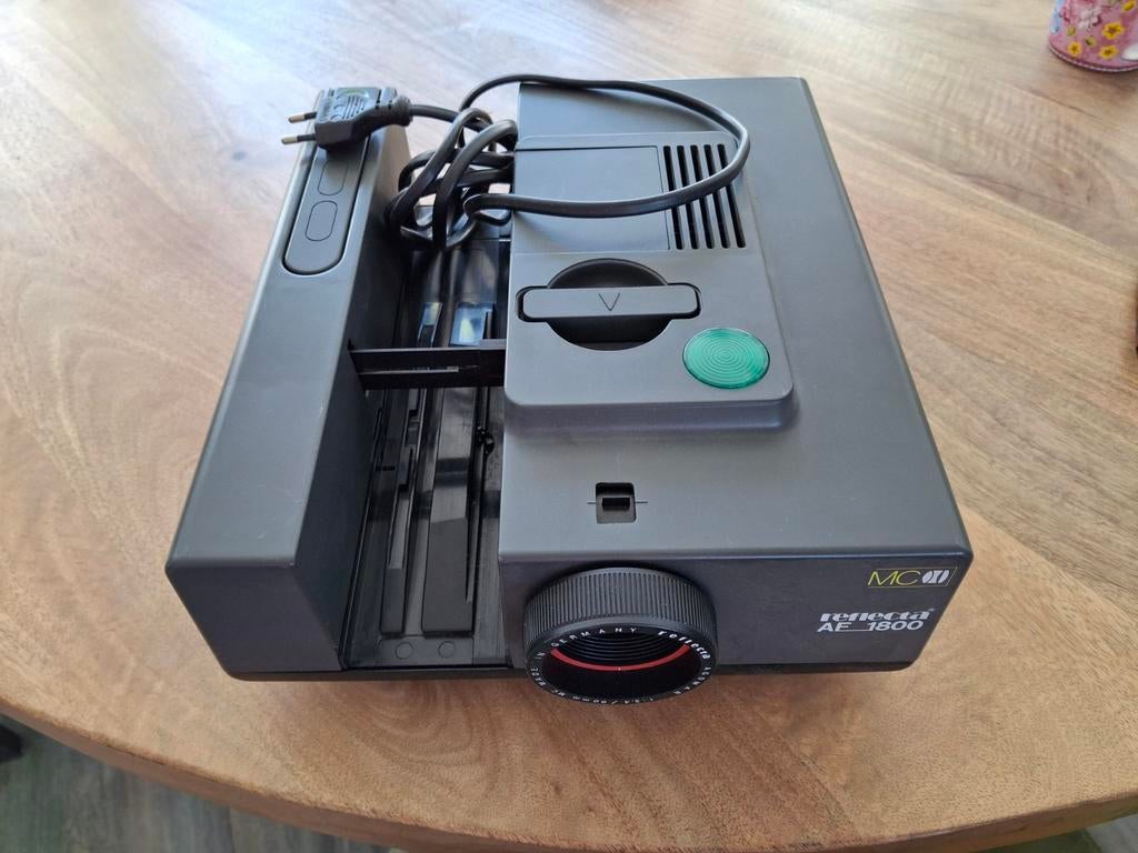 Dia projector en een doos benodigdheden., Ophalen