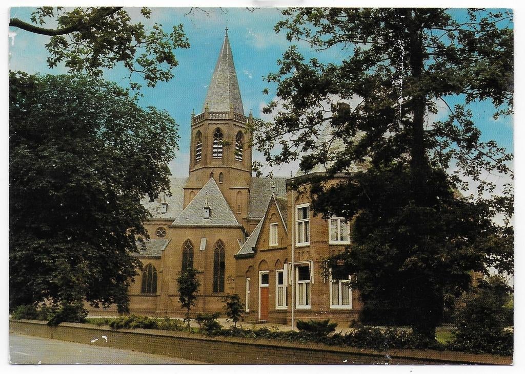 Houten R K Kerk en Pastorie ongelopen Ansichtkaart ( B4896), Ophalen of Verzenden, 1980 tot heden, Gelopen