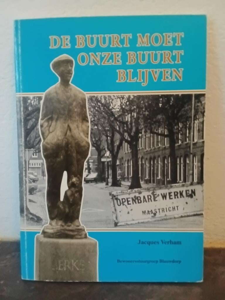 BLAUW DORP MARIABERG DE BUURT MOET ONZE BUURT BLIJVEN, Ophalen of Verzenden, Zo goed als nieuw