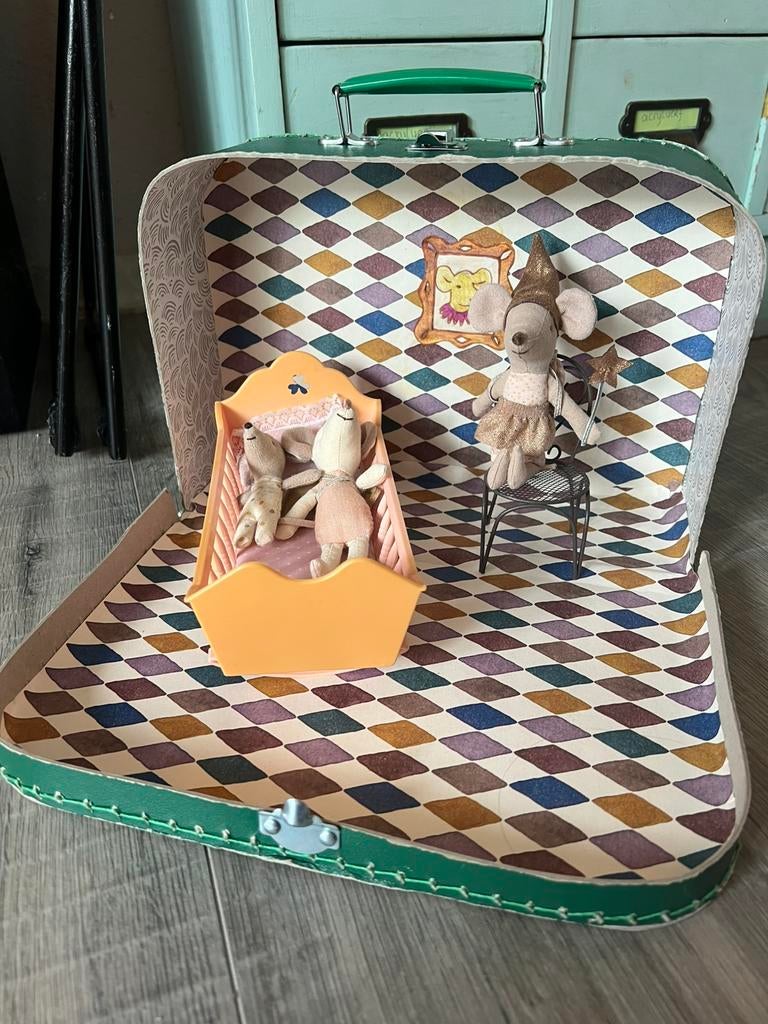 Vintage retro groen koffertje poppenhuis met Maileg behang, Ophalen of Verzenden, Zo goed als nieuw, Poppenhuis