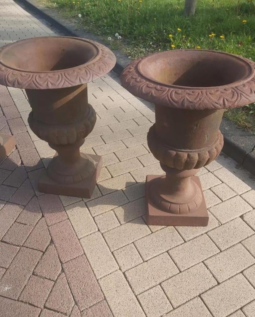 2 gietijzeren brocante tuinvazen 70 cm, Tuin en Terras, Tuinvazen, Ophalen