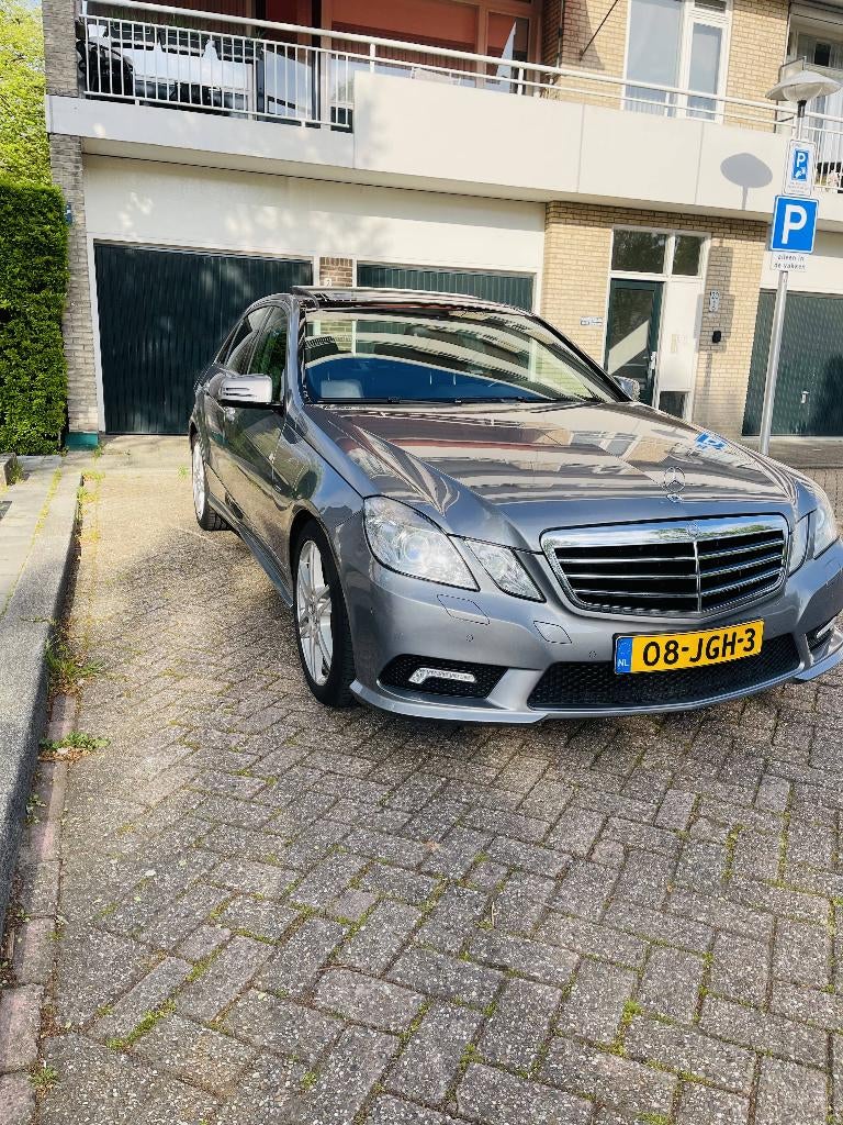 Mercedes-Benz E-Klasse 3.5 E350 CGI Sedan AUT 2009 Grijs, Auto's, Automaat, Achterwielaandrijving, 2000 kg, Bluetooth