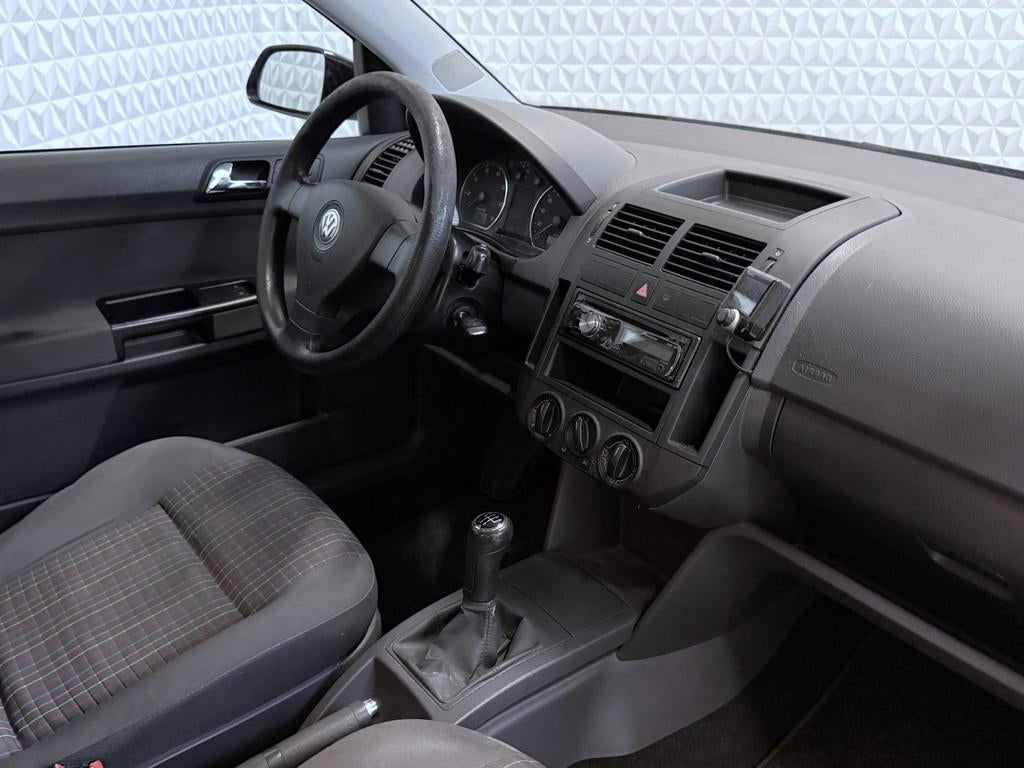 Volkswagen Polo 1.4-16V 5drs Optive met APK tot 18-04-2027!, Voorwielaandrijving, 4 cilinders, Zwart, Bedrijf