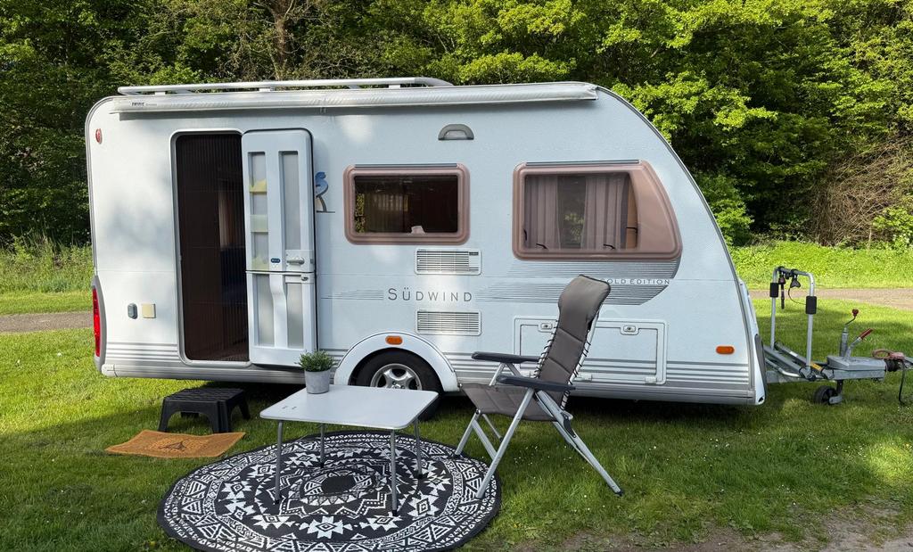 Prachtige Knaus Sudwind 420QD GOLD EDITION + Mover, Vast bed, Disselslot, Treinzit, 750 - 1000 kg