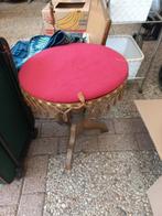 Antiek krukje met rood fluwelen zitting, Huis en Inrichting, Krukjes, Ophalen, Gebruikt, Hout