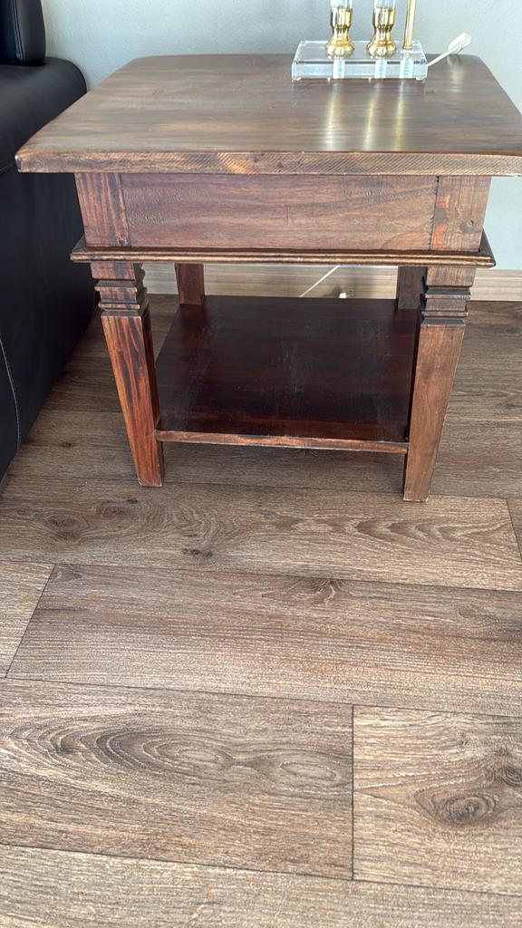 Degelijke koloniale bijzettafel van hout, Huis en Inrichting, Tafels | Bijzettafels, Minder dan 55 cm, Gebruikt, Vierkant, Hout