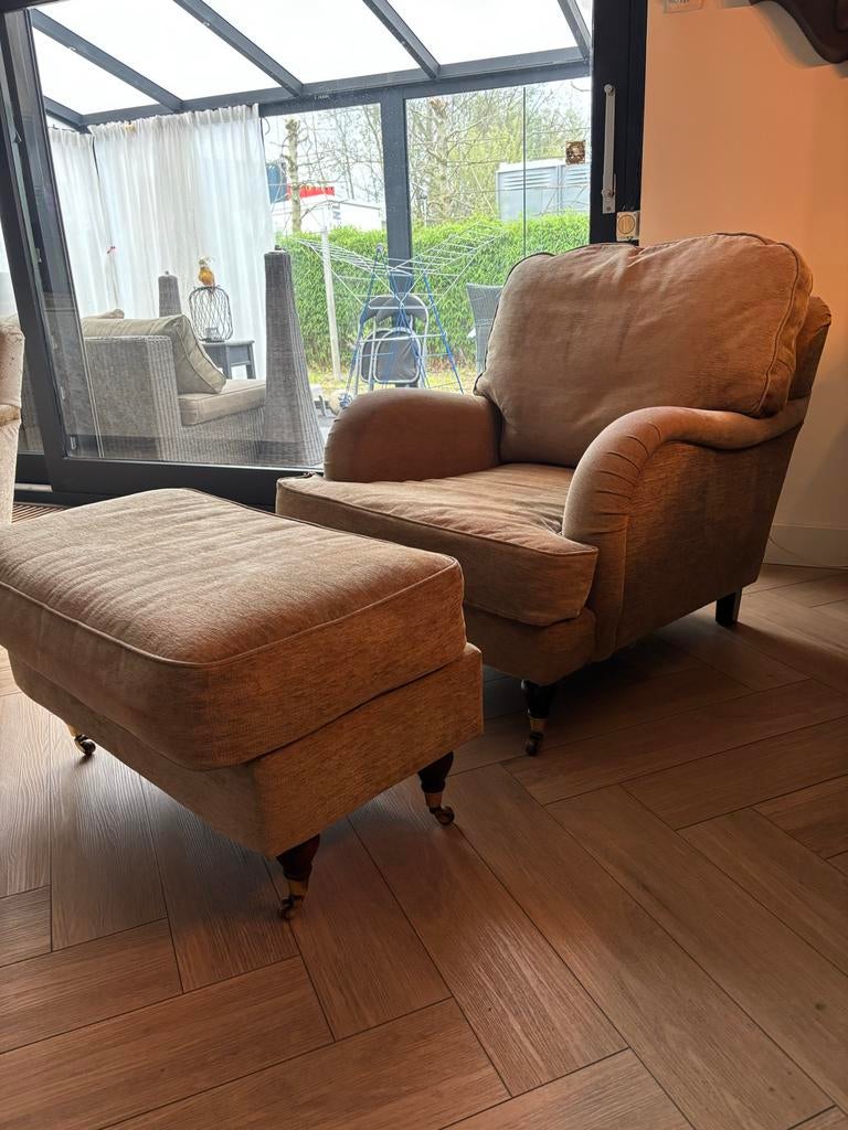 Klassieke relaxfauteuil met poef op koperen wieltjes, Huis en Inrichting, Fauteuils, Ophalen of Verzenden, Gebruikt, Stof, 75 tot 100 cm