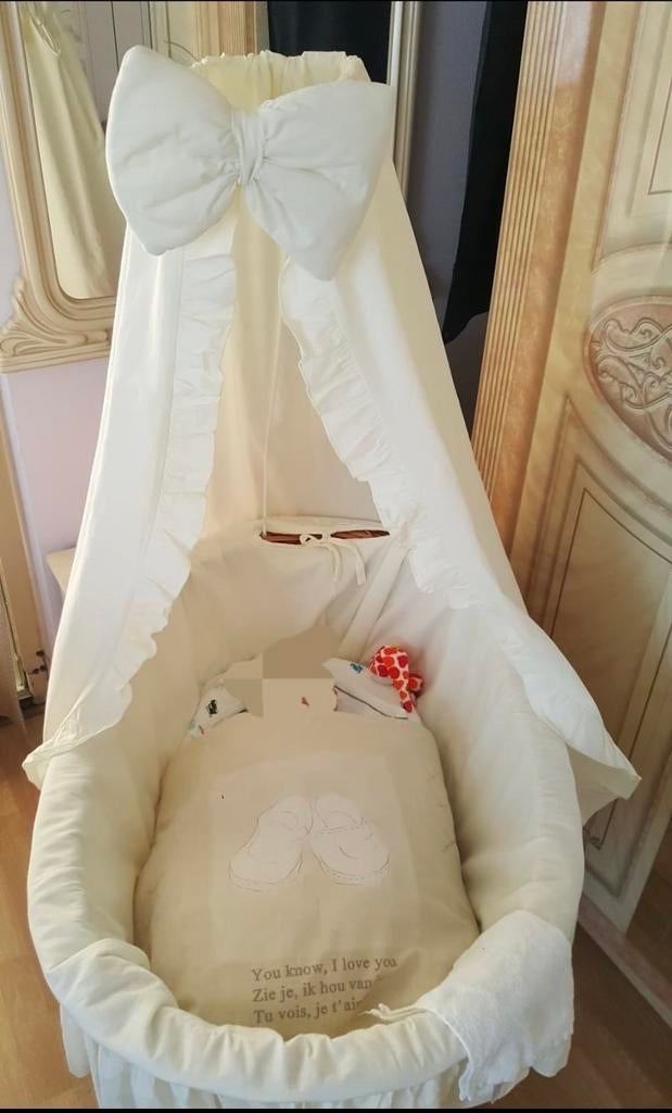 Bruin Witte wieg met strik en ruches, Kinderen en Baby's, Babywiegjes en Ledikanten, Ophalen of Verzenden, Zo goed als nieuw, Wieg