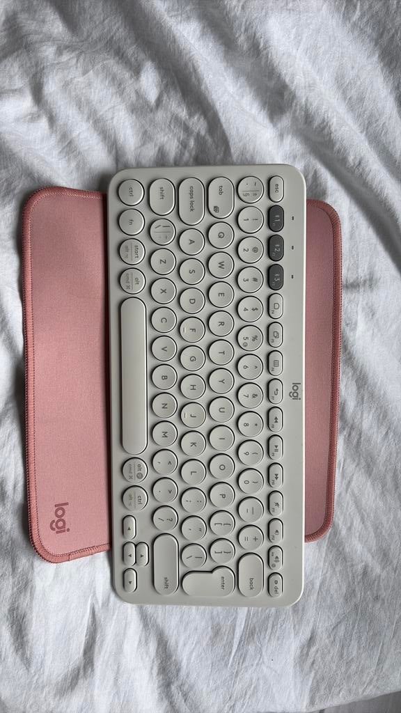 Logitech toetsenbord keyboard met muismat roze als nieuw!, Computers en Software, Toetsenborden, Ophalen of Verzenden, Zo goed als nieuw