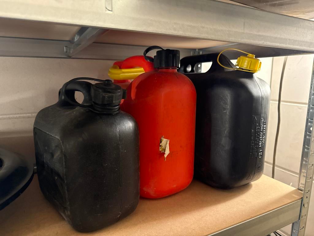 Benzine jerrycans - 2x 10L en 1x 5L, Ophalen of Verzenden, Gebruikt, Universele onderdelen