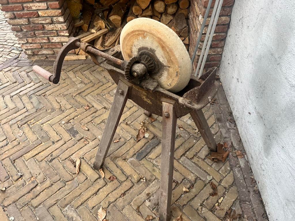 Mooie ouderwetse slijpsteen op bok, Antiek en Kunst, Antiek | Gereedschap en Instrumenten, Ophalen of Verzenden