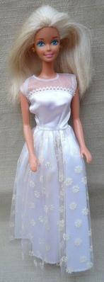 Leuke nostalgische Barbie met mooie avondjurk aan  , Verzamelen, Ophalen of Verzenden, Gebruikt, Pop