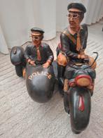 Houten motor met zijspan en politieagenten, Ophalen