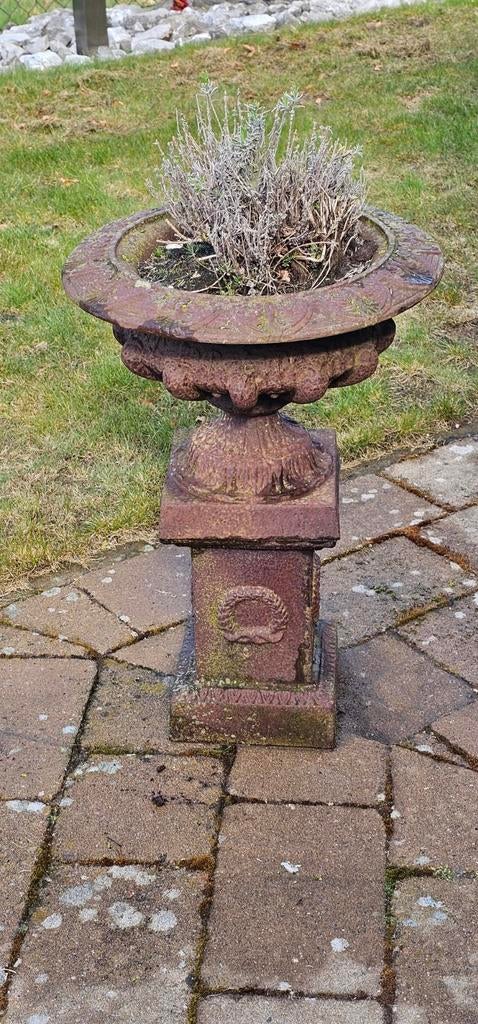 Gietijzeren bloempot op sokkel, Tuin en Terras, Ophalen