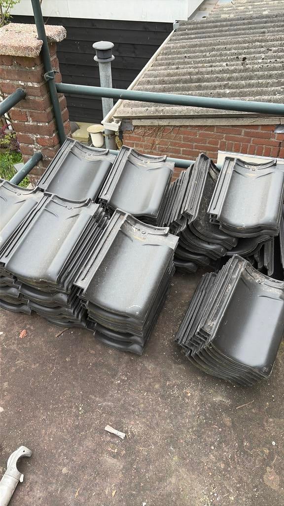 100 Monier 5 zwart als nieuw, Ophalen, Steen of Klei, Zwart, Zo goed als nieuw