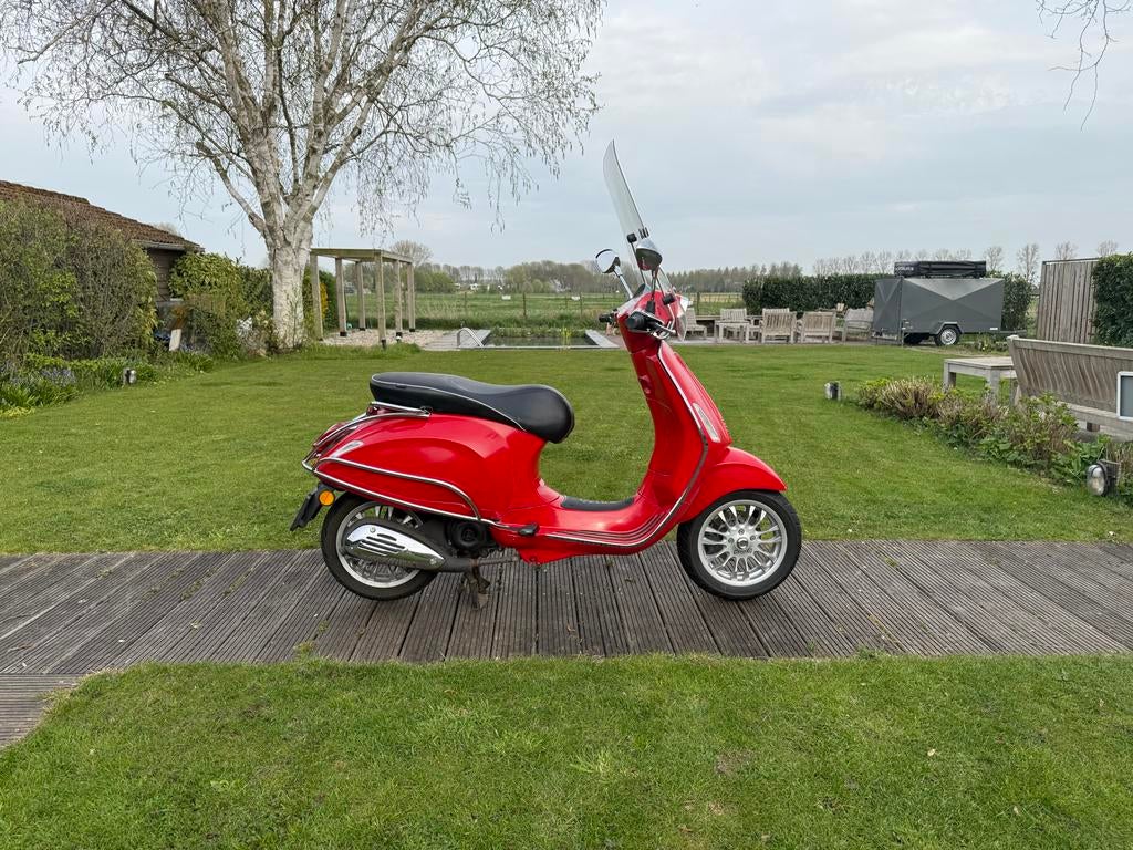 Vespa sprint 2014 rood 2e eigenaar, Fietsen en Brommers, Scooters | Vespa, Gebruikt, Overige modellen, Maximaal 45 km/u, Ophalen of Verzenden