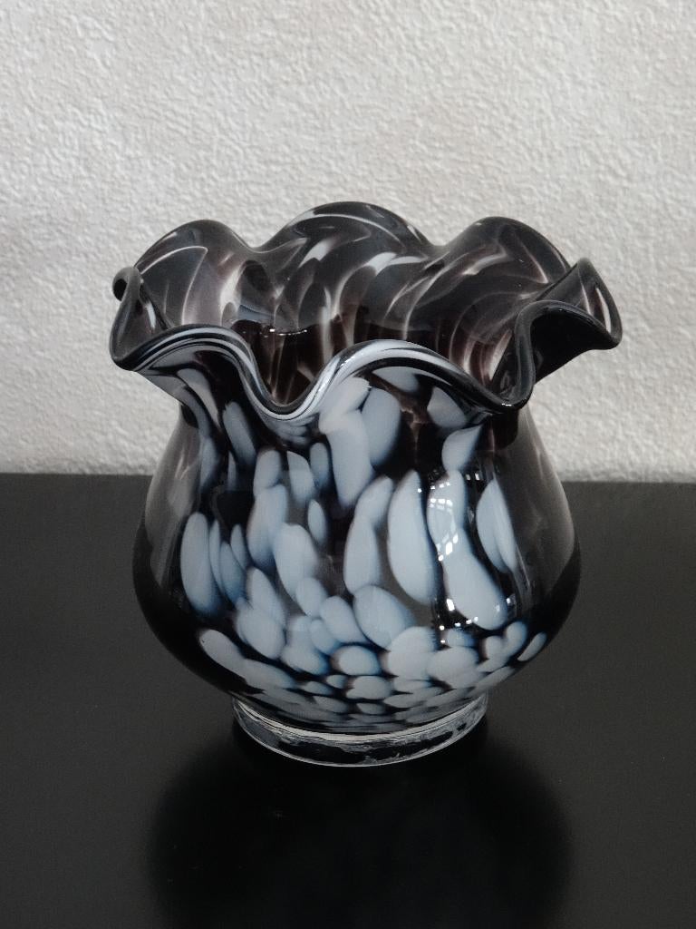 Vaasje amethist/aubergine/wit met schulprand, perfecte staat, Antiek en Kunst, Antiek | Glas en Kristal, Ophalen of Verzenden