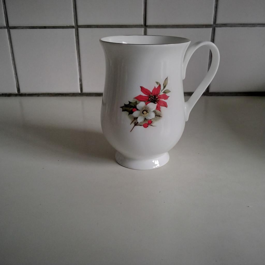 Leuke ( kerst) mok met o.a. kerstroos  en hulst, Ophalen of Verzenden, Overige stijlen, Kop(pen) en/of Schotel(s)