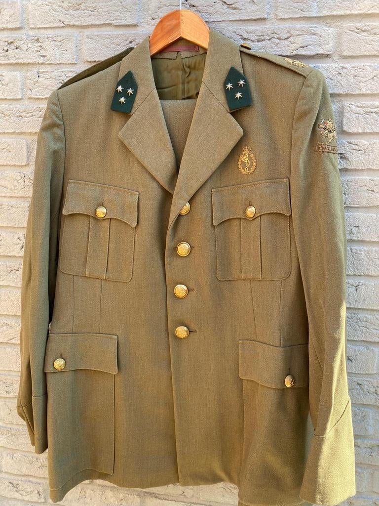 Kapitein arts jas met broek en mooi brevet., Ophalen of Verzenden, Landmacht, Nederland, Kleding of Schoenen