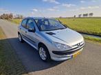 Peugeot 206 1.4 Challance 5 Deurs Automaat Nwe APK Weinig KM, Auto's, Peugeot, Euro 5, Stof, Zwart, Metallic lak