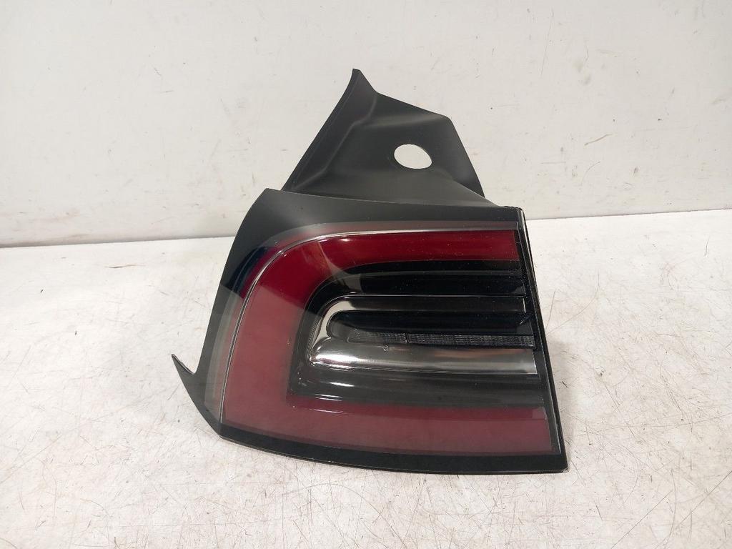 Achterlicht links buiten Tesla Model 3, Onderdelen@venauto.nl, Van der Ven Autorecycling B.V., Gebruikt, Ettenseweg 76, 4706 PB Roosendaal, The Netherlands