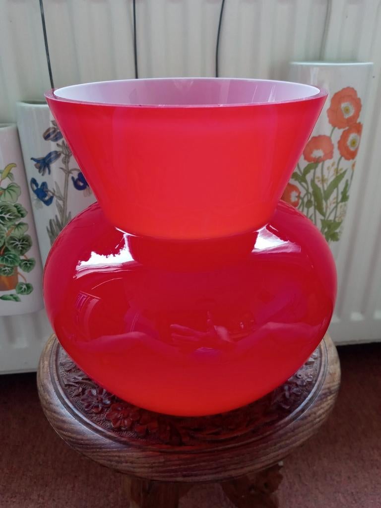 Prachtige rode glazen vaas met witte binnenkant, Huis en Inrichting, Woonaccessoires | Vazen, Verzenden, Minder dan 50 cm, Rood