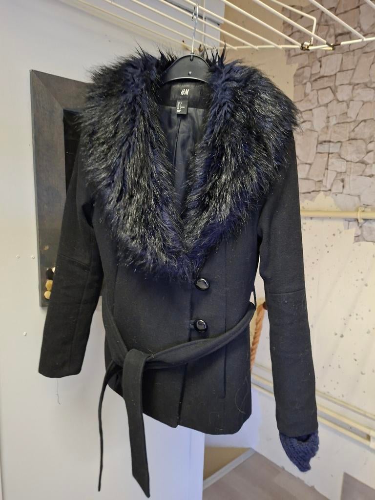 Zwarte jas met kunstlederen bontkraag (36), Kleding | Dames, Jassen | Winter, Ophalen of Verzenden, Gedragen, Maat 36 (S), Zwart