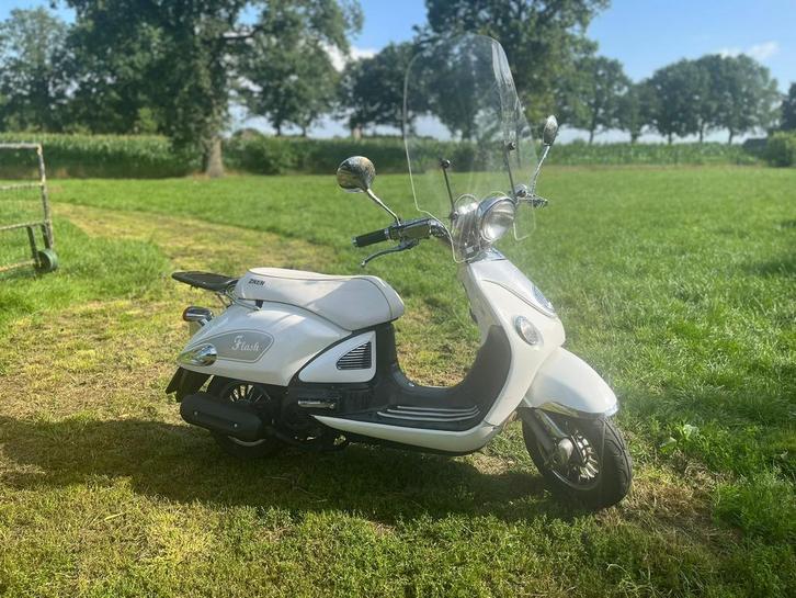 Prachtige witte scooter -ZNEN ZN5QT- extreem weinig km!, Fietsen en Brommers, Scooters | SYM, Zo goed als nieuw, Overige modellen