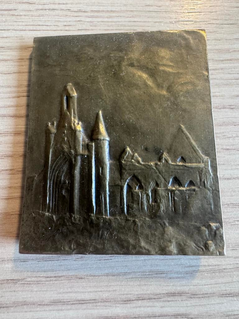 Vintage bronzen plaquette: Bretonse vrouw en abdij, Ophalen of Verzenden, Gebruikt