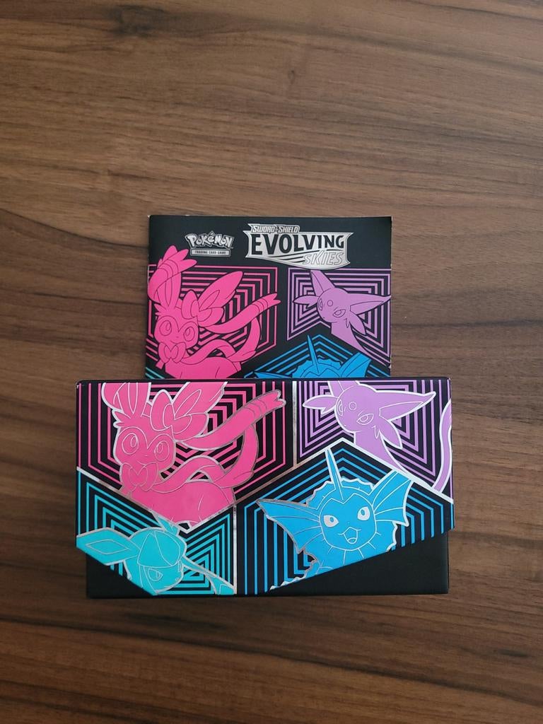 Sword&shield pokemon box! Evolving skies, Twee personen