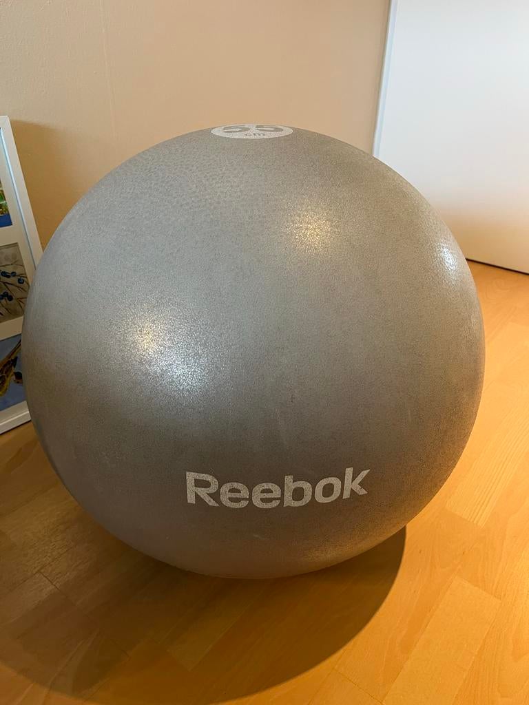Reebok Oefenbal / Gymbal 55 cm met pomp, Ophalen of Verzenden, Gebruikt, Buik, Fitnessbal
