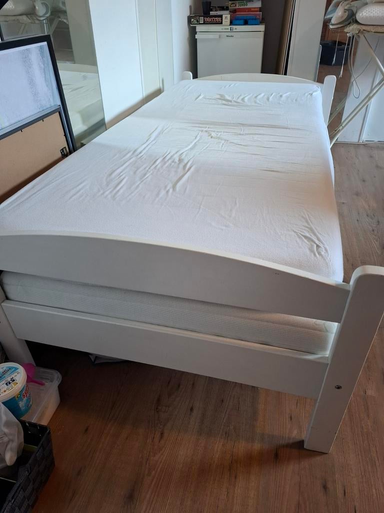 Eenpersoons houten bed met lattenbodem. T.e.a.b., Gebruikt, 90 cm, Eenpersoons, Wit