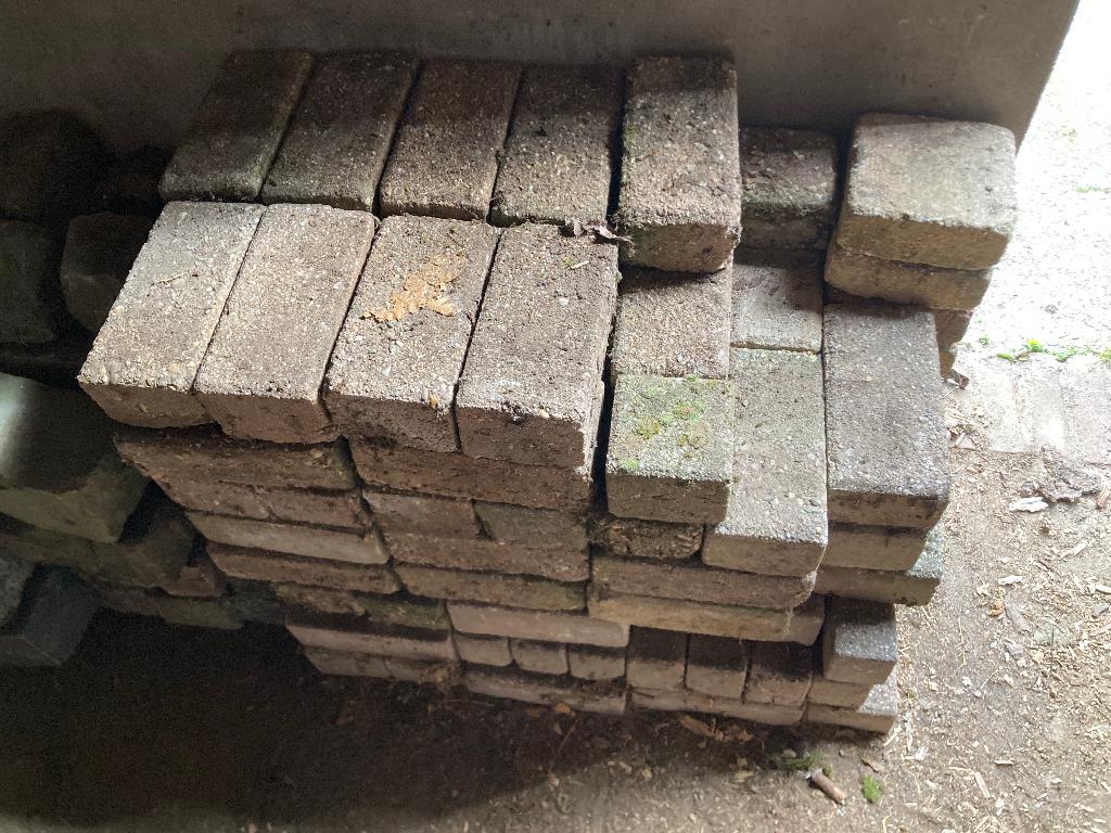 GRATIS - Ongeveer 300 betonklinkers - Kan per stuk, Ophalen, Gebruikt, Klinkers, 5 tot 10 m²