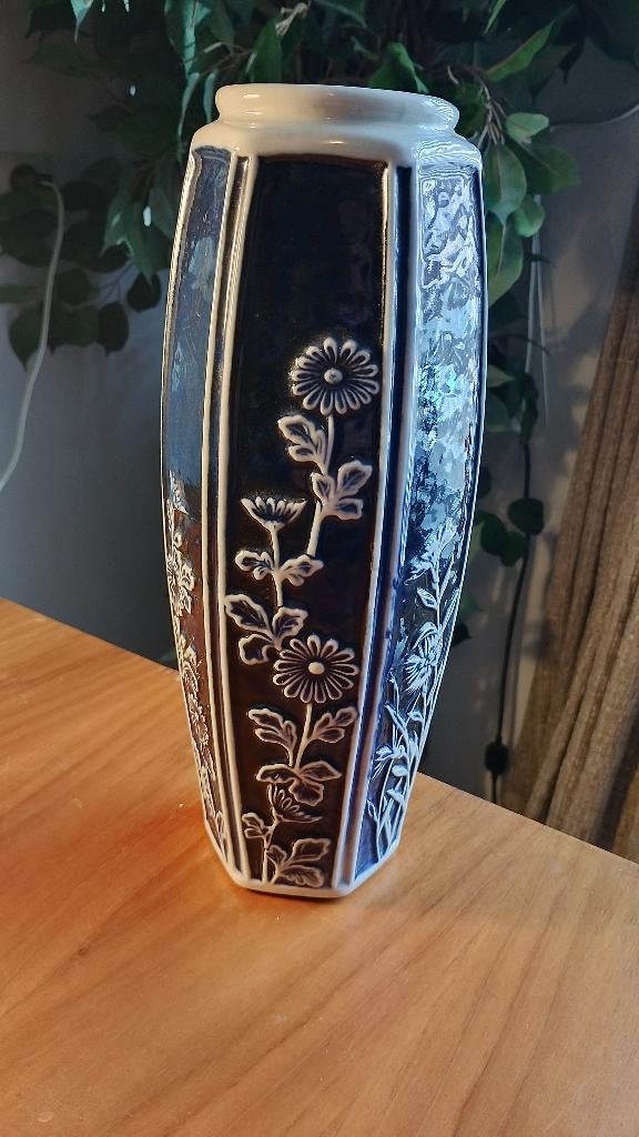 Porseleinen hexagonale Japanse vaas met reliëf bloemen, Antiek en Kunst, Antiek | Porselein, Ophalen