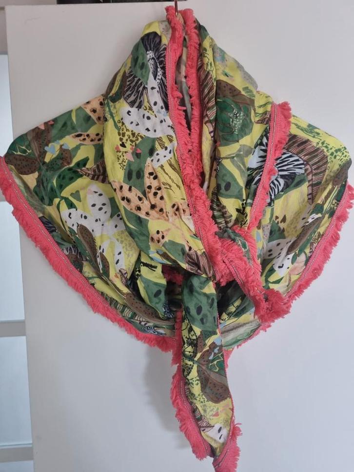 Kleurrijke Pom Amsterdam sjaal met zilveren kraaltjes, Kleding | Dames, Mutsen, Sjaals en Handschoenen, Zo goed als nieuw, Sjaal