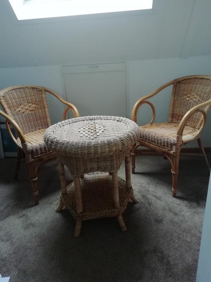 Goed uitziend Rotan setje :2 stoeltjes en 1 tafeltje, Huis en Inrichting, Overige Huis en Inrichting, Gebruikt, Ophalen