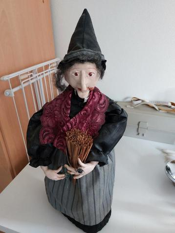 Heks voor Halloween Decoratie antieke heks beschikbaar voor biedingen