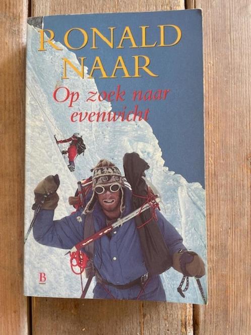 Op zoek naar evenwicht. Ronald Naar. Bergbeklimmen., Boeken, Sportboeken, Gelezen, Wintersport, Ophalen