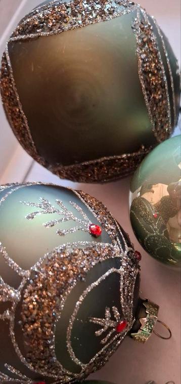 Groene glazen kerstballen beschikbaar voor biedingen