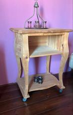 Houten bijzettafel/tv meubel met wieltjes, Huis en Inrichting, Ophalen, Gebruikt