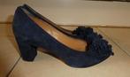 Voltan pumps maat 37 1/2 donkerblauw suède ruches strik, Pumps, Voltan, Zo goed als nieuw, Verzenden