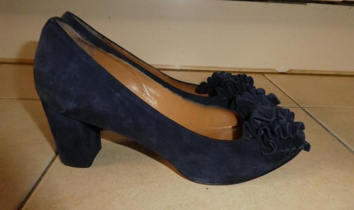 Voltan pumps maat 37 1/2 donkerblauw suède ruches strik, Kleding | Dames, Schoenen, Zo goed als nieuw, Pumps, Blauw, Verzenden
