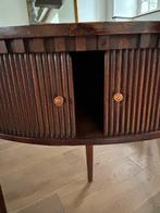 Houten hoekkastje met roldeurtjes, Ophalen