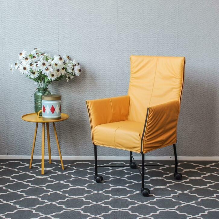 12 Montis Chaplin eetkamerstoelen saffraan geel, verrijdbaar, Huis en Inrichting, Stoelen, Zo goed als nieuw, Leer, Zwart, Ophalen of Verzenden
