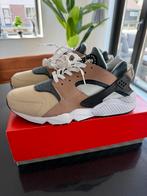 Nike Air Huarache Bisque Storm Grey - Maat 46 - Nieuw, Kleding | Heren, Schoenen, Bruin, Nike, Nieuw, Ophalen of Verzenden