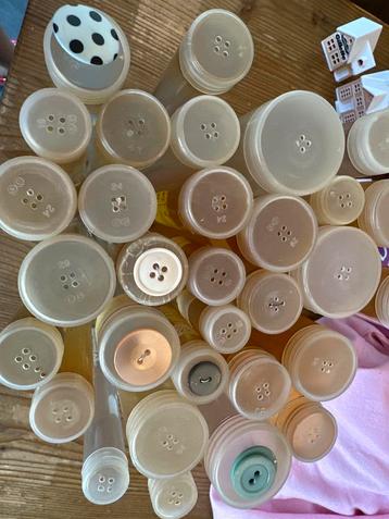 Vintage Knopen Kokers beschikbaar voor biedingen
